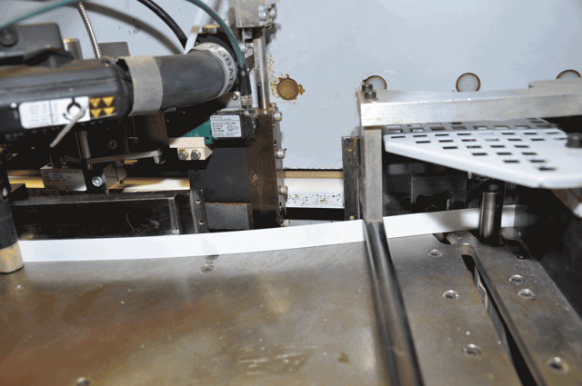Testa di spalmatura EdgePro con pannello prima e dopo l’incollaggio, bordo ABS bianco in primo piano