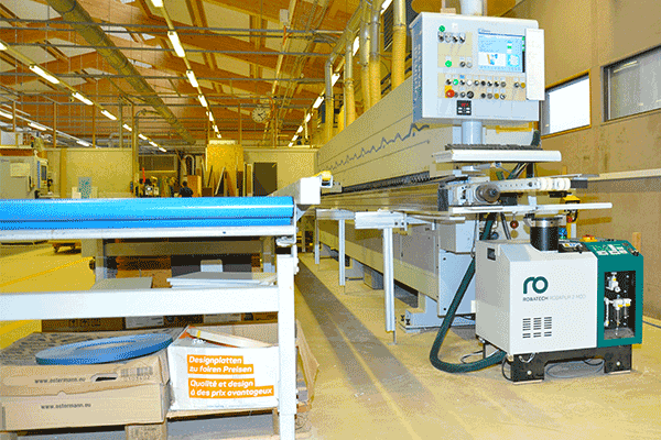 Bordatrice con fusore RobaPur 2 MOD Robatech presso la falegnameria Schneebeli