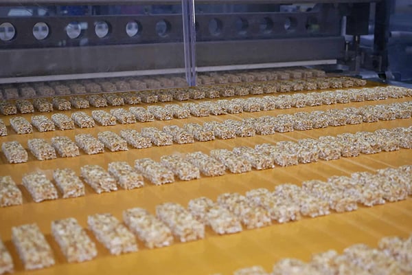 Barritas de muesli cortadas en la planta de producción de DE-VAU-GE.
