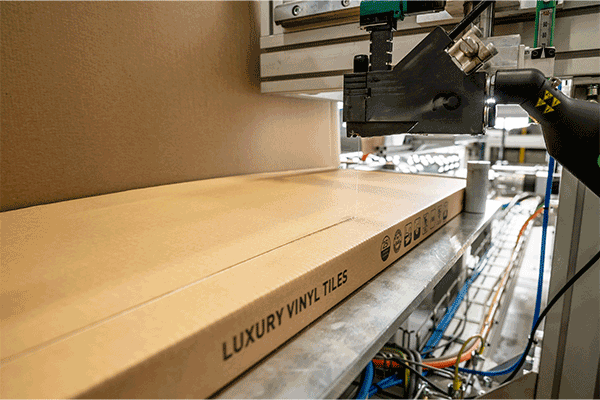 Fermeture automatisée des cartons par application de colle thermofusible en cordons