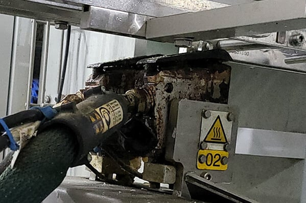 Due pistole coperte di adesivo carbonizzato nella configurazione dal basso verso l'alto.