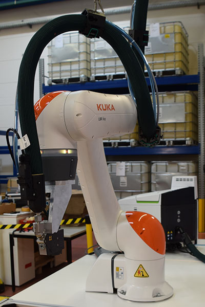 Cobot di Kuka collegato a un sistema di applicazione dell’adesivo di Robatech