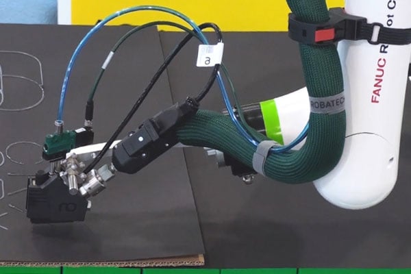 Pistola applicatrice SX Diamond -Robatech collegata a un cobot di Fanuc