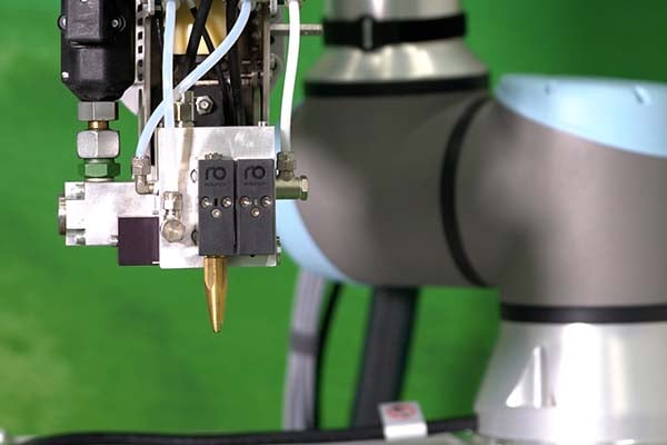 Pistola dosatrice Primo - Robatech in combinazione con un cobot di Universal Robots