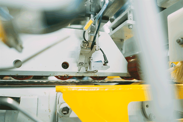 La pistola Sempre applica il liquido per cordonatura SpeedUp sulle linee di piegatura.