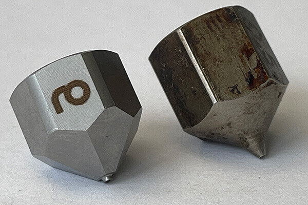 A sinistra l'ugello originale Diamond Robatech e a destra l’imitazione