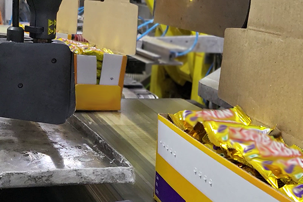 Pistola elettromagnetica Volta in azione: hotmelt stiching su imballaggi ”wrap-around”