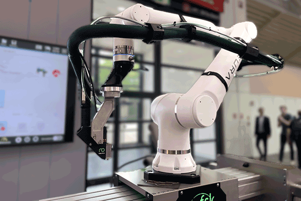 Auftragskopf DELTA verbunden über das Robatech-Integrationskit mit einem Roboter von NEURA Robotics und dem speziell gestalteten Griffstück SAEP der Firma fsk industries.