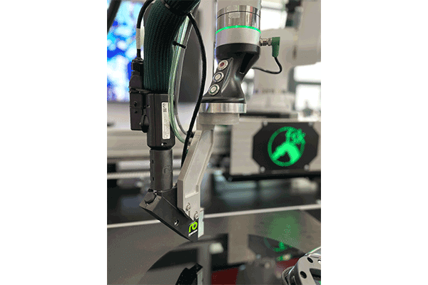 Am Messestand von NEURA Robotics an der automatica 2025 wurde der Roboter LARA mit 360° Gluing von Robatech gezeigt.
