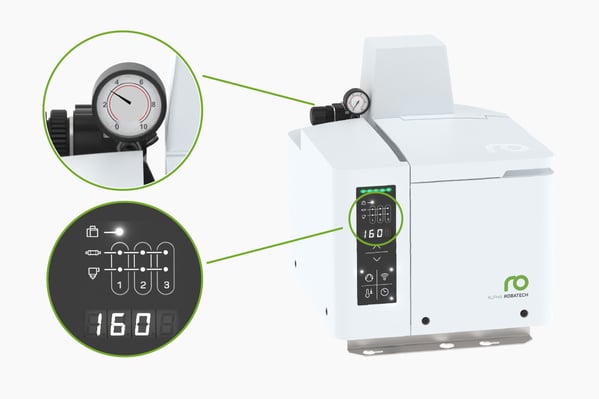 Detailed view of the heating zone management on the Smart Terminal and the pressure gauge on the pump's pressure regulator unit. 