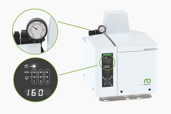 Detailansicht auf Heizzonenmanagement des Smart Terminal und auf Manometer der Druckreglereinheit für die Pumpe. 