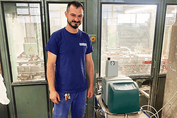 Giulio Rodani, Operation Manager von Locatelli Saline di Volterra vor der Verpackungsanlage mit dem neuen Klebstoff-Auftragssystem von Robatech