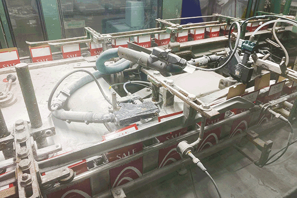 Packaging lin at Locatelli Saline di Volterra S.r.l. showing the two SX Diamond application heads of Robatech while sealing the top flaps of the salt packages. 