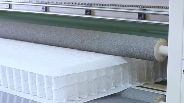 采用热胶粘合技术生产袋装弹簧芯，自动化床垫生产