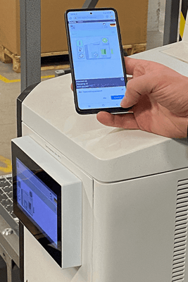 Il fusore Vision e lo smartphone con interfaccia di controllo per l’applicazione di adesivo