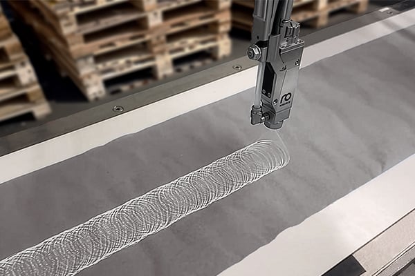 精密なコールドグルーのスパイラル塗布を行うPolarisスパイラルヘッド。