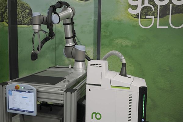 360° Gluing: Klebstoff-Auftragssystem mit Cobot von Universal Robots