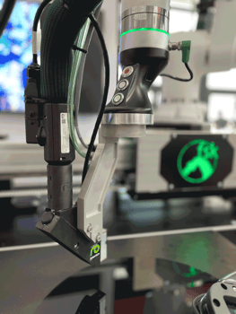 Box-Roboterarm-mit-Griffstück