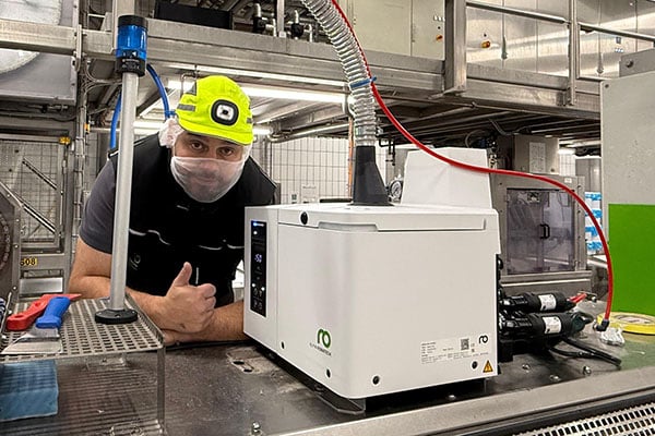Técnico de servicio de Robatech con un equipo Alpha recién instalado en una línea de envasado de DE-VAU-GE.