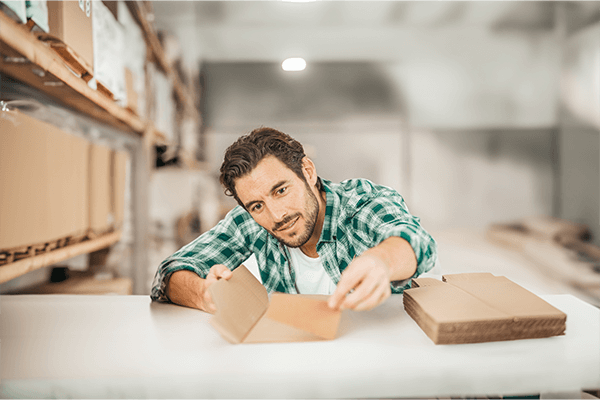 Pracownik sprawdza dokładność składania kartonu po użyciu płynnej bigówki PerfectFold 