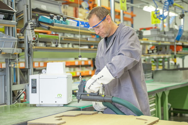 Operator applying glue with EasyStar hand applicator and Easy melter