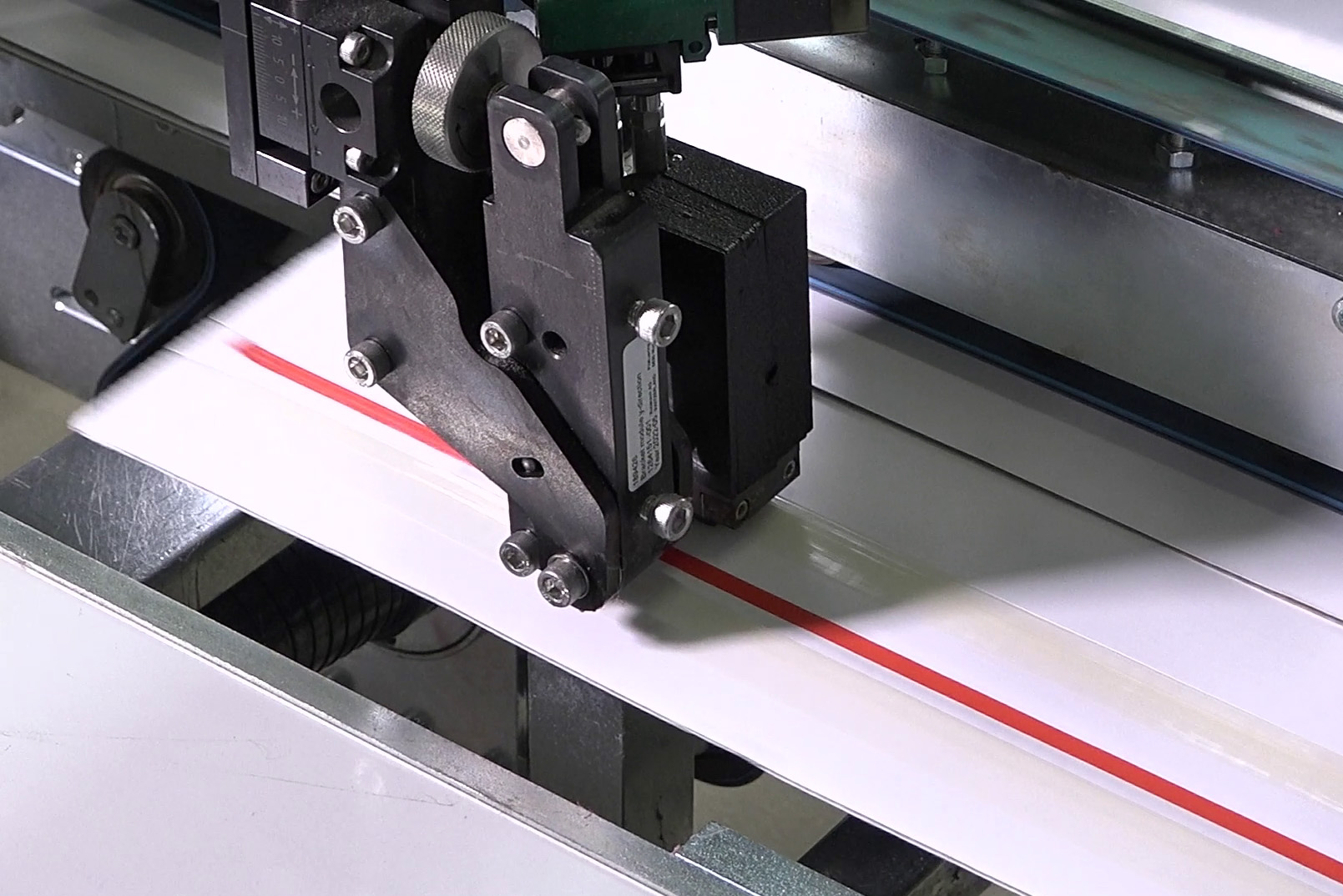 Sauberer Klebstoffauftrag mit Vivo 18 für Haftklebeverschlüsse und Aufreissfäden