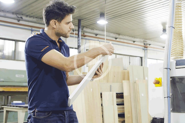 Kantenverleimung bei IDC Mobiliário