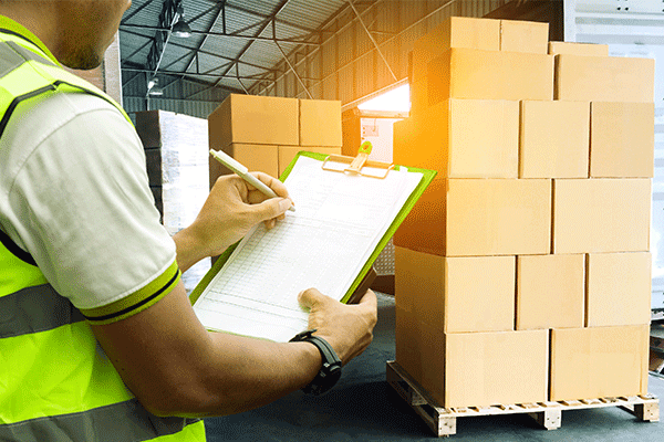 Operator checks pallet stabilization with AntiSlip Gluing