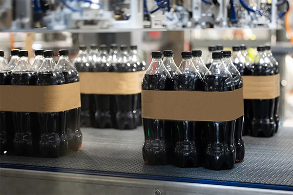 Die papierbasierte Banderolierung bietet eine recyclingfähige Stabilisierung von Multipacks für Flaschen oder andere Konsumgüter ohne Plastikfolie.