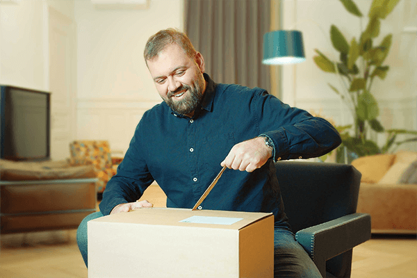 Einfaches Öffnen einer Versandschachtel mit Aufreissfaden