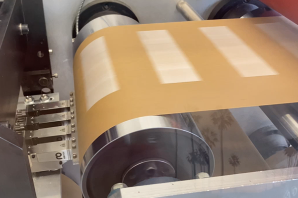 Hochpräziser Kaltleim-Flächenauftrag auf Papiertragetaschen mit elektrischem Auftragskopf Presto 
