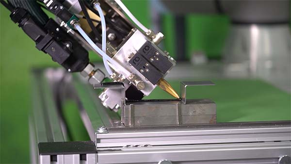 Primo adhesive application head applies an adhesive bead precisely to an uneven workpiece