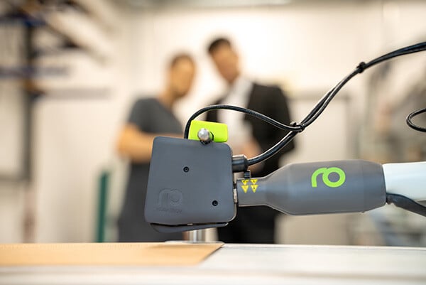 Elektrischer Auftragskopf Volta mit Maschinenbediener und Unternehmer im Hintergrund (unscharf) 