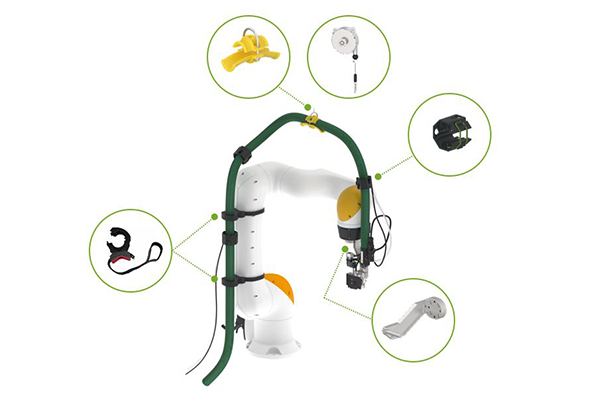 The integration kit consists of a holder for attaching the adhesive application head to the cobot and additional holders to secure the hot melt hose to the cobot and guarantee optimal hose guidance. 