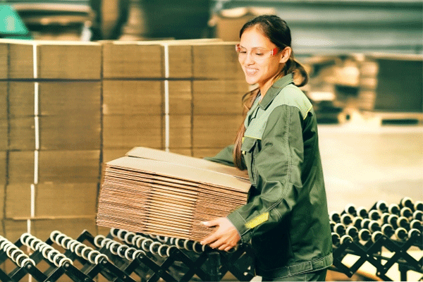 Robatech kartonnage afbeelding: een vrouw met vouwkarton