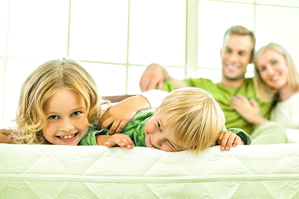 Robatech matrassen afbeelding: twee gelukkige kinderen op een matras