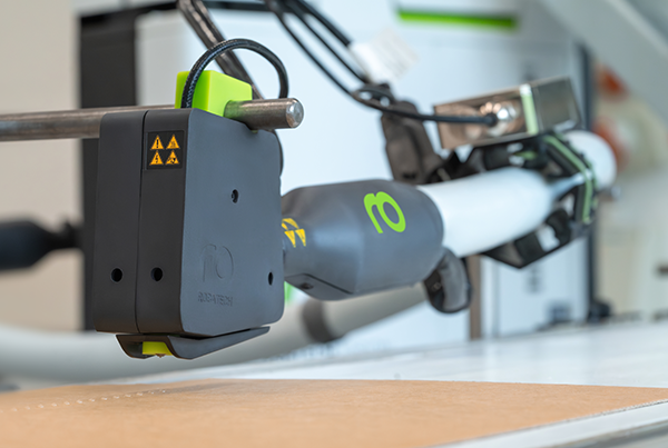 Performa ısıtmalı hortum ve kontrol ünitesi ile Volta uygulama başlığı, arka planda Vision eritme cihazı