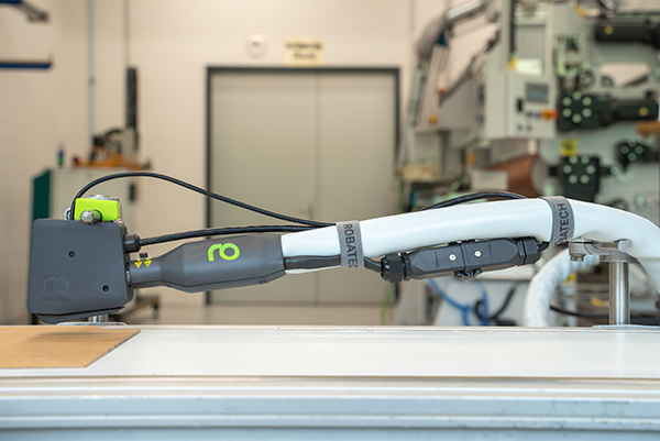 CoolTouch ve yeşil temas korumalı Volta uygulama başlığı ve tam yalıtımlı Performa ısıtmalı hortum