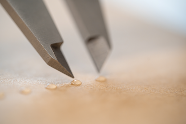 İki nokta arasında ölçüm mastarı ile nokta uygulamasının (dikiş) yakın çekimi